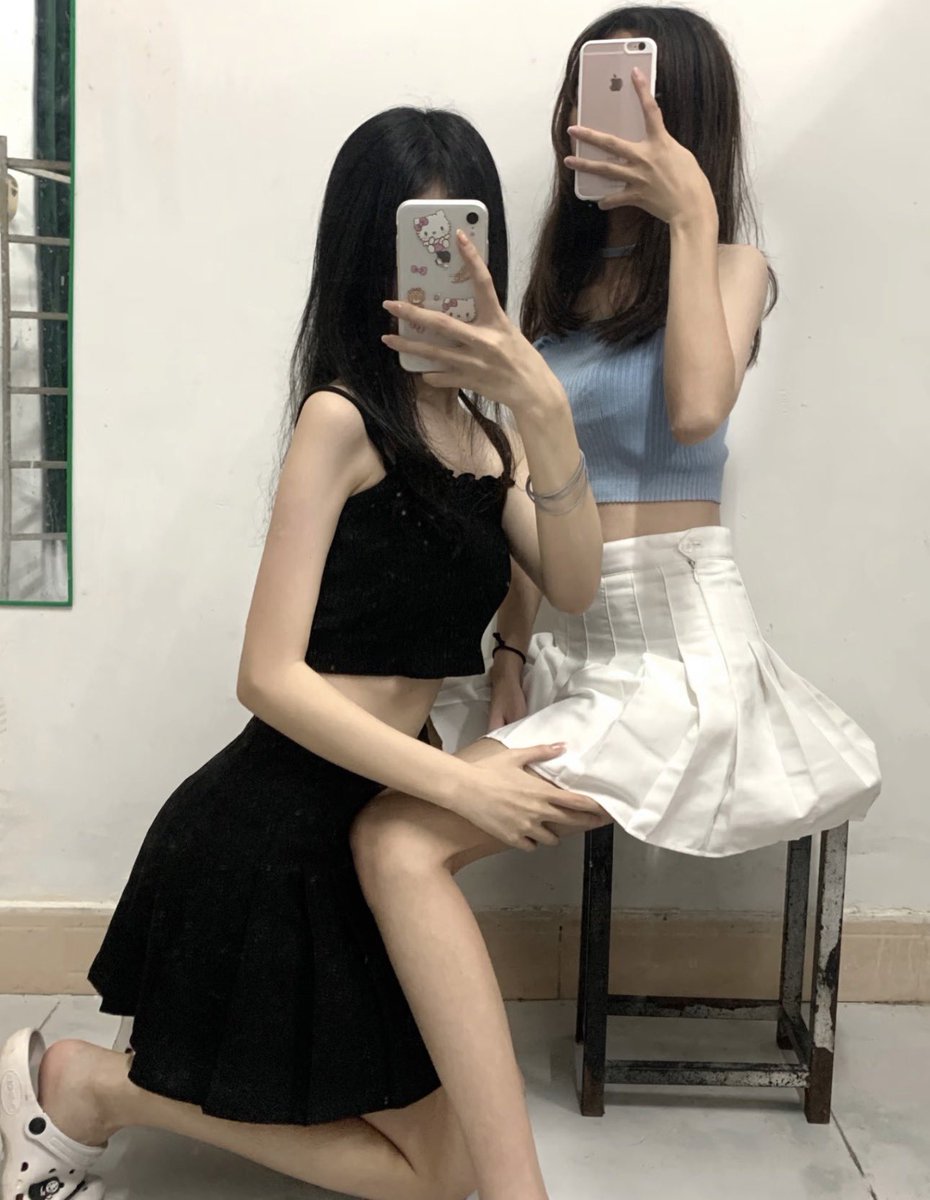 JenniferGrosfb's tweet photo. 闺蜜穿搭 双人拍照 

和闺闺在出租屋甜蜜双排🥳

有人要鉴赏一下我们的福吗？

流言111 就给，看完删！！！ https://t.co/0xOWm3iaHa