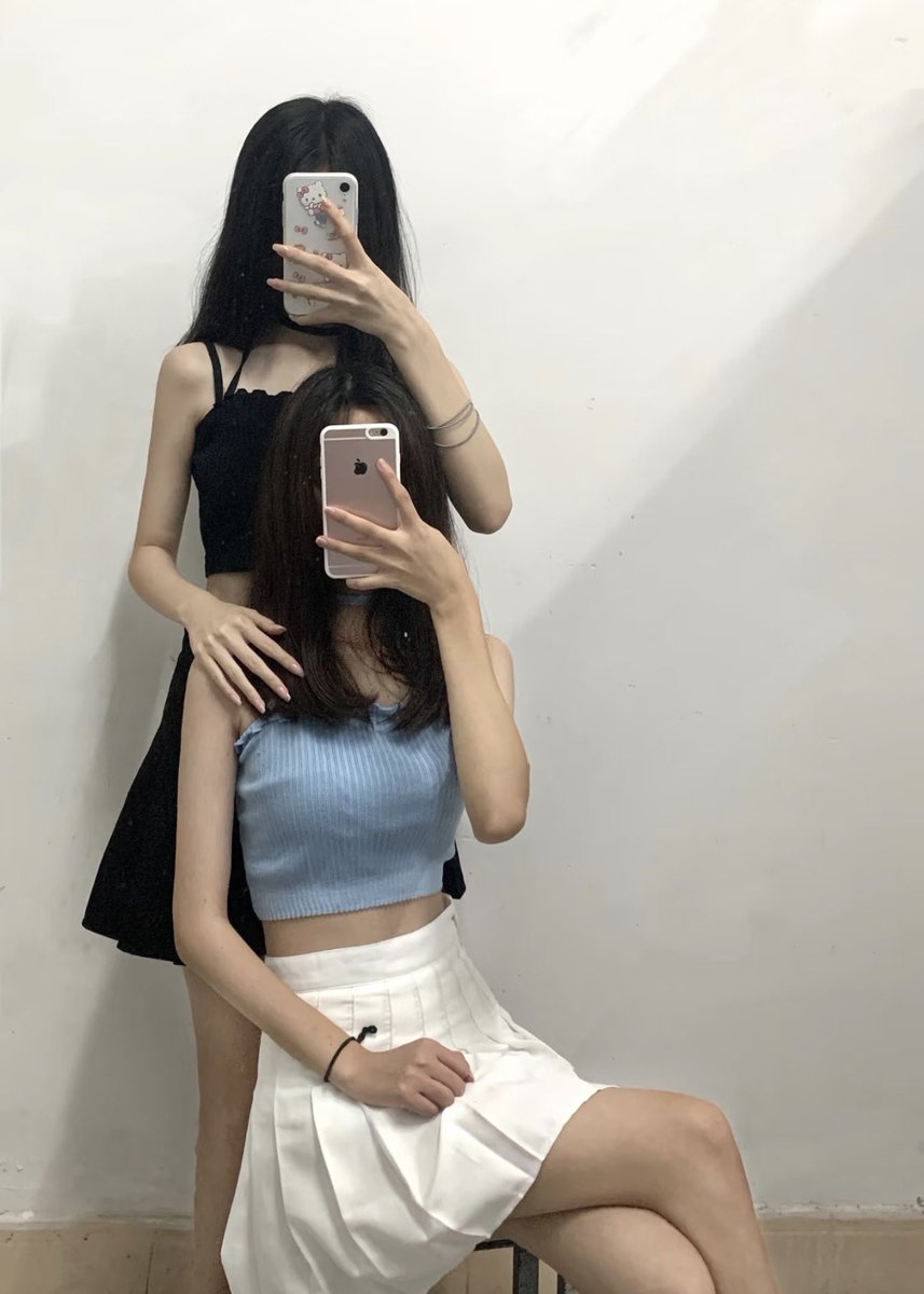 JenniferGrosfb's tweet photo. 闺蜜穿搭 双人拍照 

和闺闺在出租屋甜蜜双排🥳

有人要鉴赏一下我们的福吗？

流言111 就给，看完删！！！ https://t.co/0xOWm3iaHa