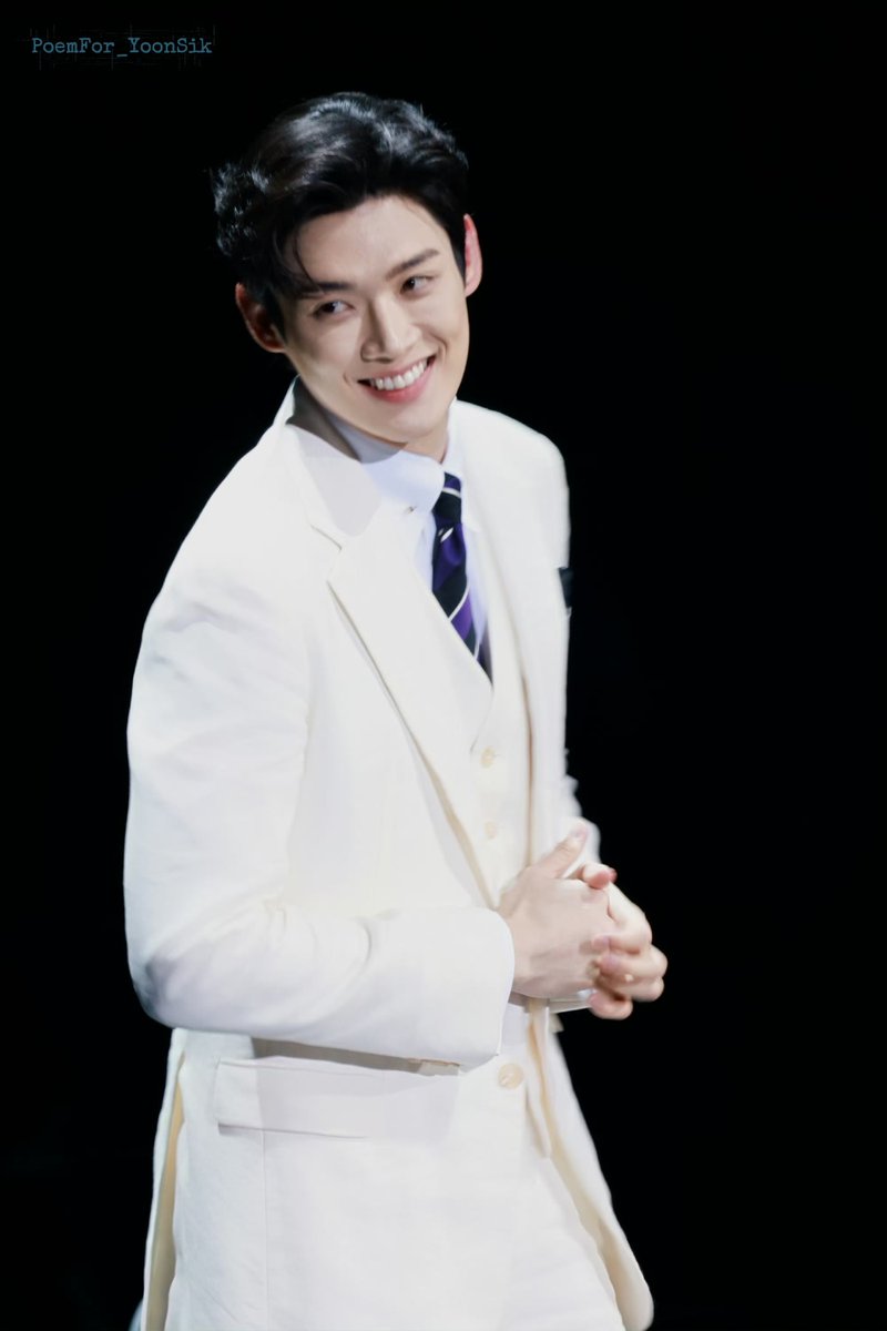 Gabbyglco's tweet photo. 동화책에서 걸어나온 백마 탄 왕자님
A prince charming straight out of a fairy‑tale book.
 
WE STAND WITH KIM YOON SIK
 
#KIMYOONSIKSHINES
#KIMYOONSIK https://t.co/Ml3R5Gr9UV