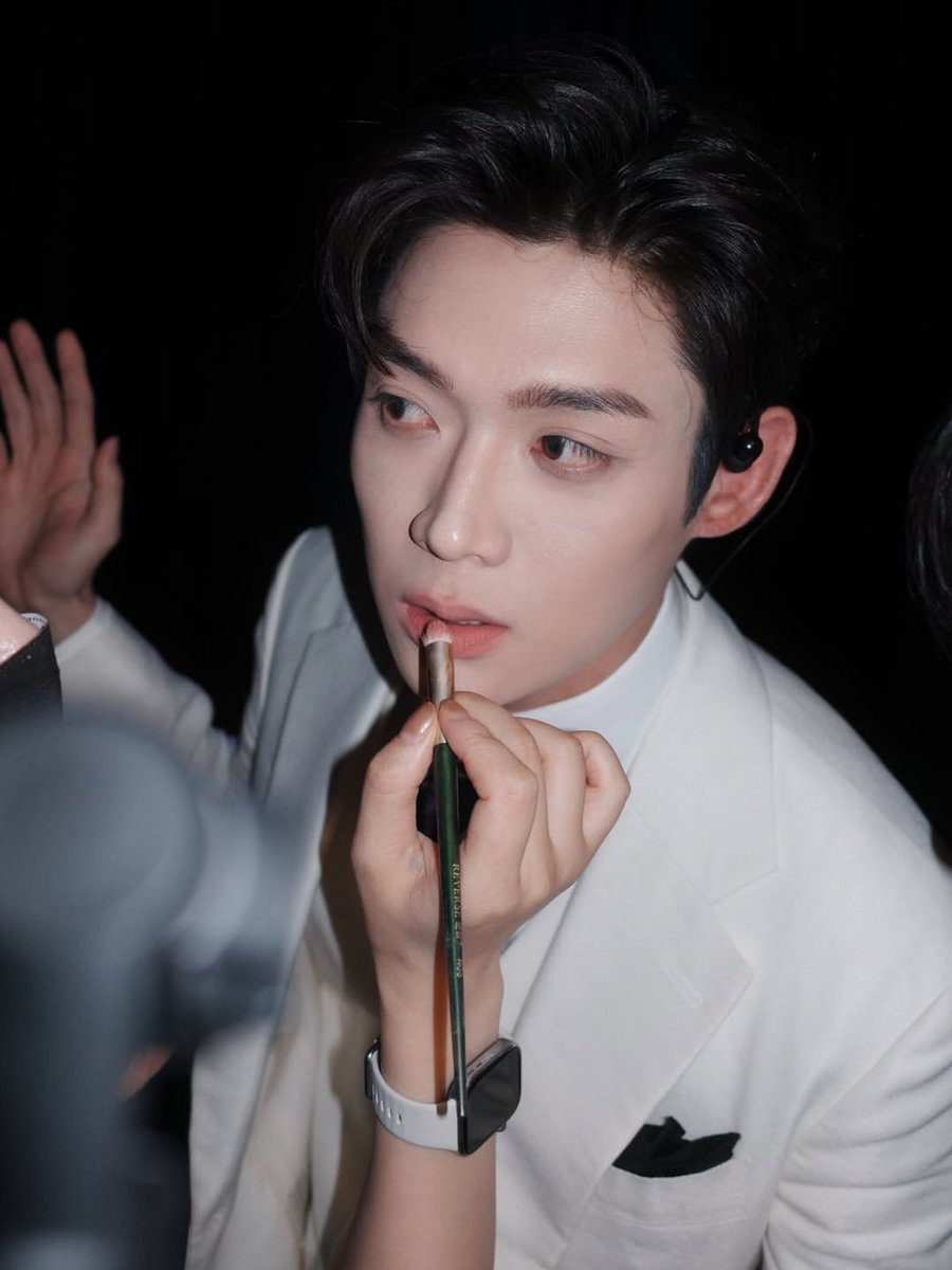 Gabbyglco's tweet photo. 동화책에서 걸어나온 백마 탄 왕자님
A prince charming straight out of a fairy‑tale book.
 
WE STAND WITH KIM YOON SIK
 
#KIMYOONSIKSHINES
#KIMYOONSIK https://t.co/Ml3R5Gr9UV