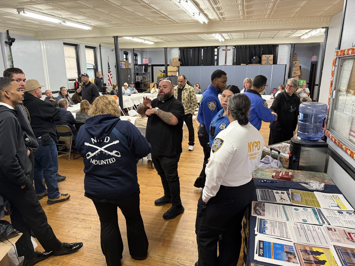 NYPD104Pct's tweet photo. In recognition of National Deaf Awareness Month, our 104th Precinct Crime Prevention Officer &amp; members from the Community Affairs Bureau conducted outreach to make members of the deaf community aware of recent crime trends. https://t.co/cZBVjsLsFZ