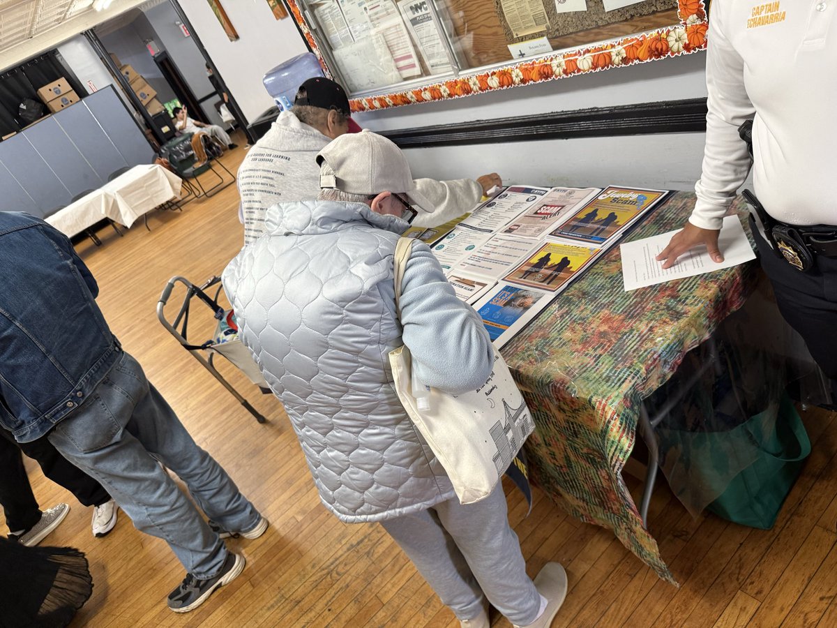 NYPD104Pct's tweet photo. In recognition of National Deaf Awareness Month, our 104th Precinct Crime Prevention Officer &amp; members from the Community Affairs Bureau conducted outreach to make members of the deaf community aware of recent crime trends. https://t.co/cZBVjsLsFZ