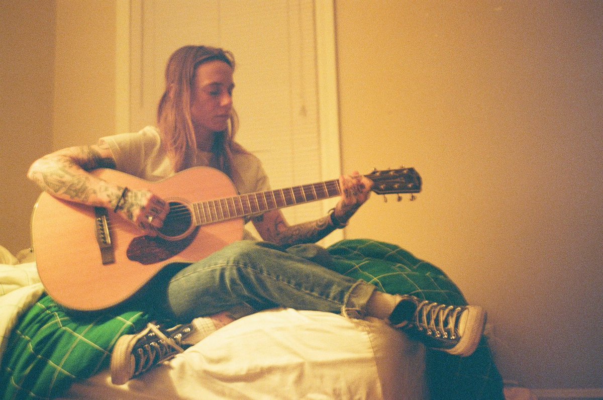 boygeniussource's tweet photo. Lucy Dacus wishing Julien Baker a Happy Birthday via Instagram!

“hbd jb” https://t.co/cf67jcJ1eO