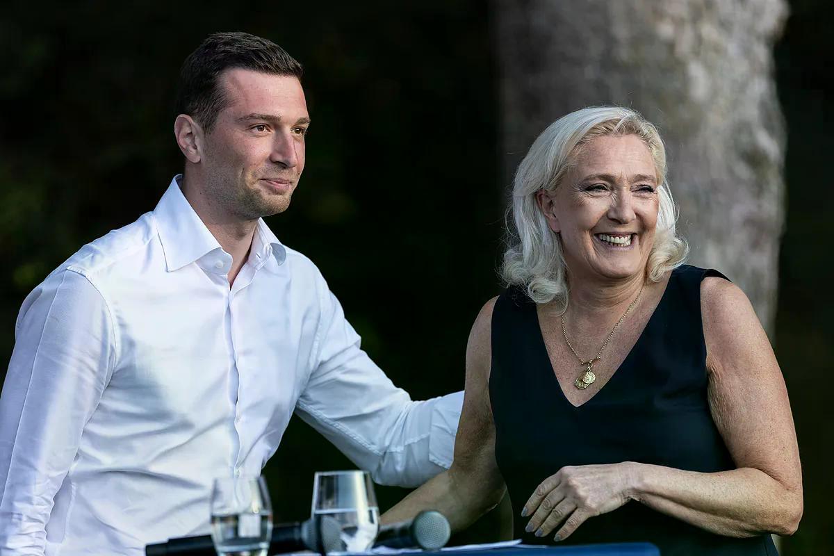 elmundoes's tweet photo. Las acusaciones de antisemitismo a Bardella ensombrecen la campaña de Le Pen: "El judío debe dominar a los demás pueblos, aplastarlos y robarles" https://t.co/448cV8RLsY https://t.co/jA6TzOxRno