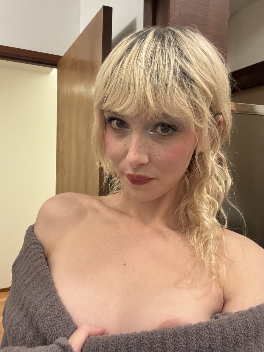 mello565656's tweet photo. No hate comment. 
Tell me one thing you would love to see 😉 
#dating #transgender https://t.co/fDe7y6f77u