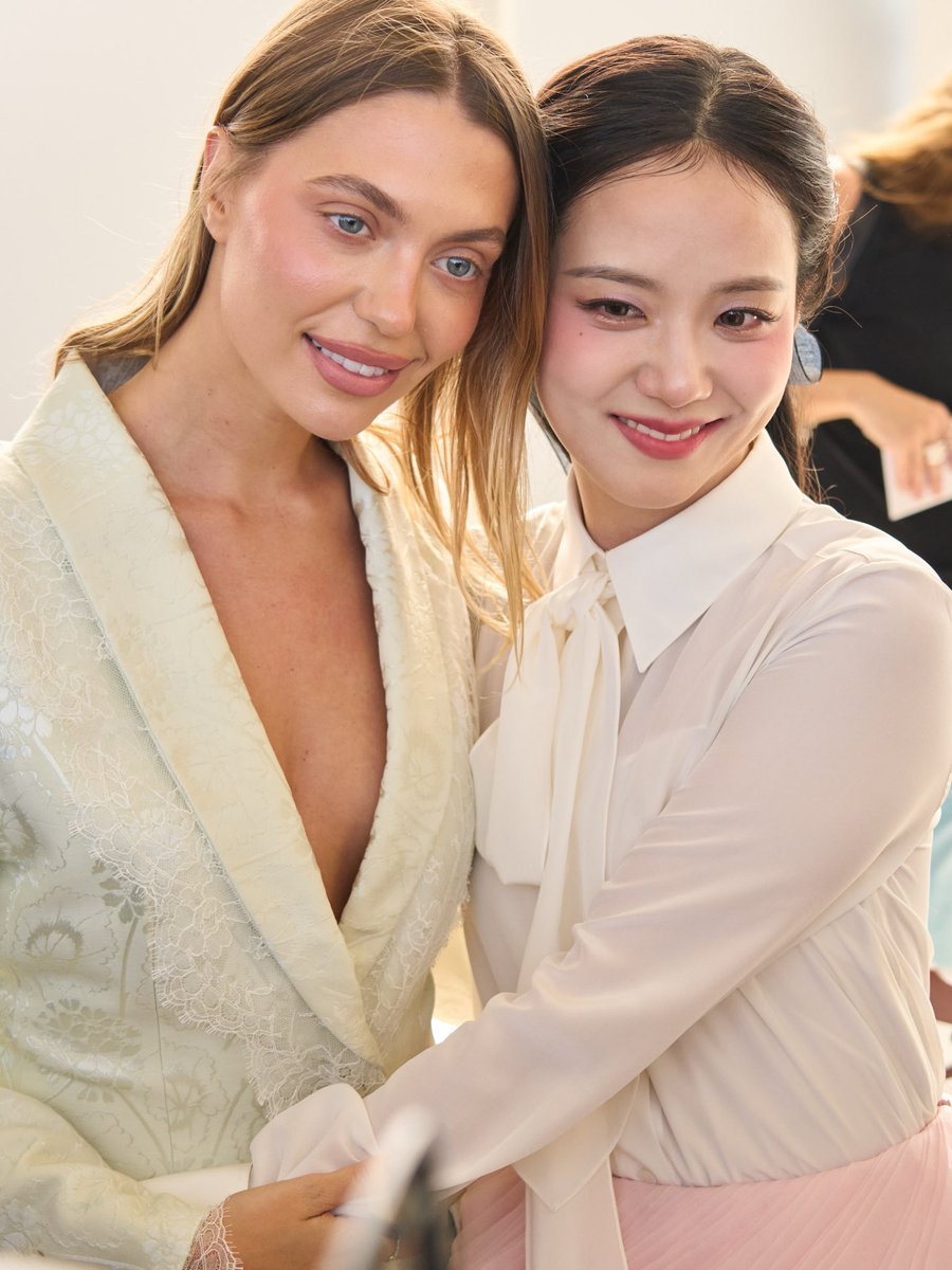 hiroppi_sp's tweet photo. Jisoo with Heloise, Mathilde’s daughter.

The tears in her eyes 🥹

HUMAN DIOR JISOO AT PFW  #JISOOxDiorSummer27 @Dior https://t.co/SGA0M7VKyL