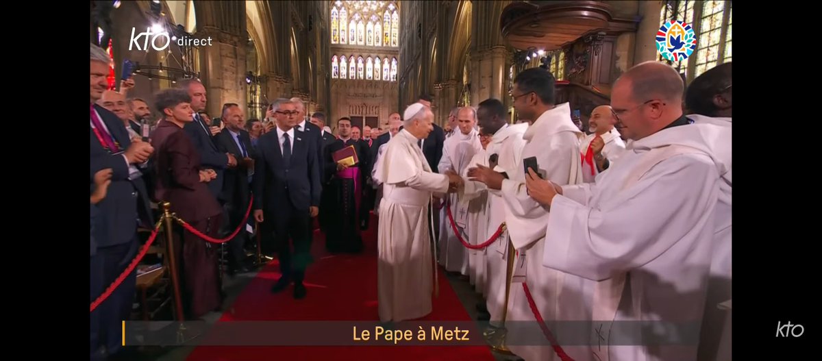 manuel9jackson5's tweet photo. @Nath_Yamb Attention aux raccourcis. Quelques secondes plus tôt, le Pape saluait chaleureusement des religieuses et un prêtre noirs. A ce moment précis, il a enchaîné directement vers Macron car le protocole l'y invitait. Rien de plus. Restons rigoureux avant de juger. 
 (Source chaîne KTO) https://t.co/JP2wd2NGRL