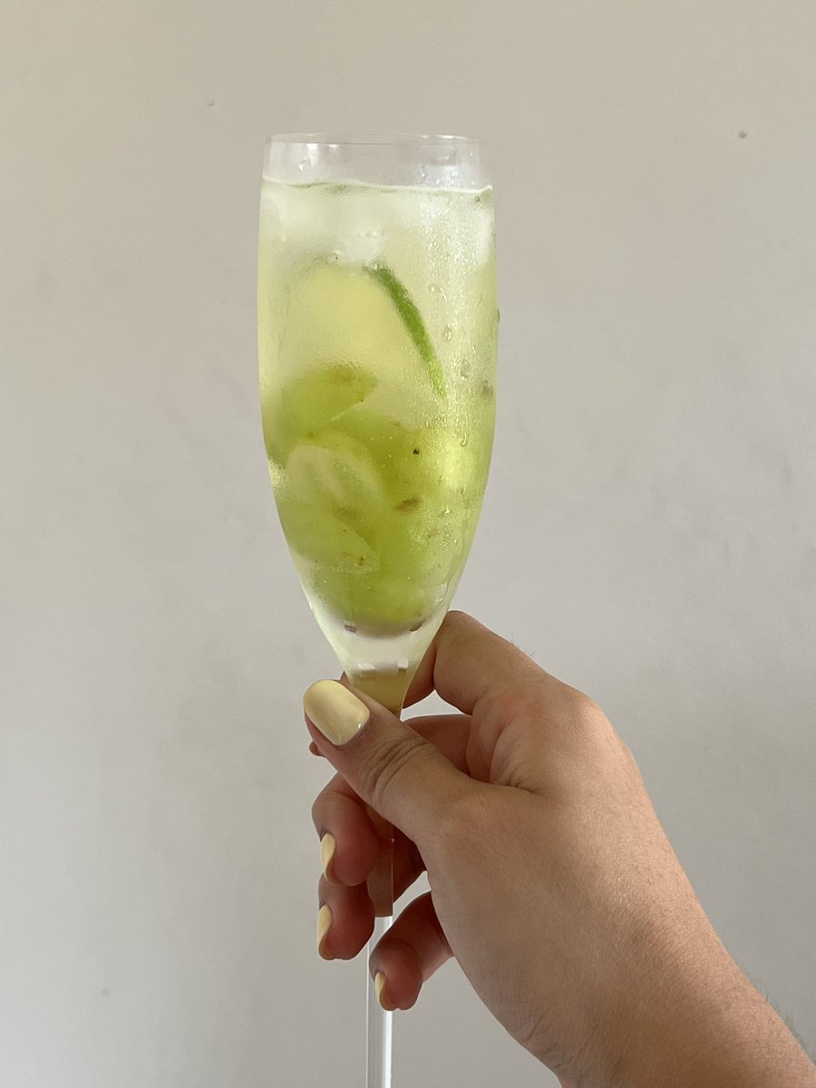 vantaevil's tweet photo. acabei de fazer dois drinks 
1. uva + vinho branco + limão + sprite zero açúcar 
2. melancia + energético de melancia + limão + sprite zero açúcar 

muito bom isso https://t.co/ruhu3drxdU