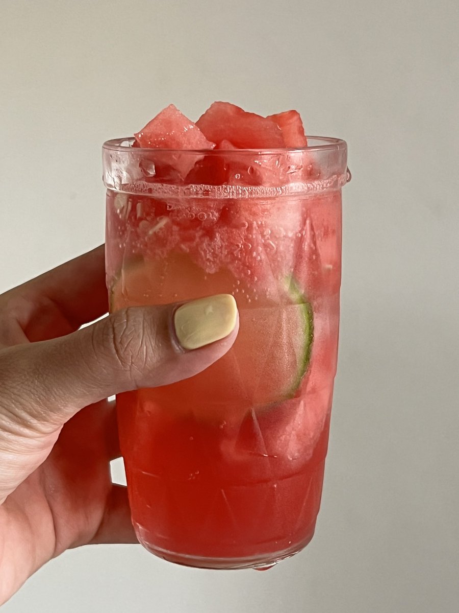 vantaevil's tweet photo. acabei de fazer dois drinks 
1. uva + vinho branco + limão + sprite zero açúcar 
2. melancia + energético de melancia + limão + sprite zero açúcar 

muito bom isso https://t.co/ruhu3drxdU