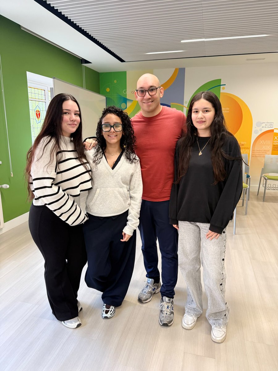 ColeMarillac's tweet photo. Cincuenta y tres estudiantes de nuestro centro han elegido participar este curso en VERBIS, TANGENCIAS y GÉNESIS.
Todos dispuestos a compartir su tiempo, comprometerse y mirar a los demás. ¡Qué orgullo!
#colegiosHHCC #EducaciónVicenciana #VoluntariadoHHCC https://t.co/ZYBMTaIF76
