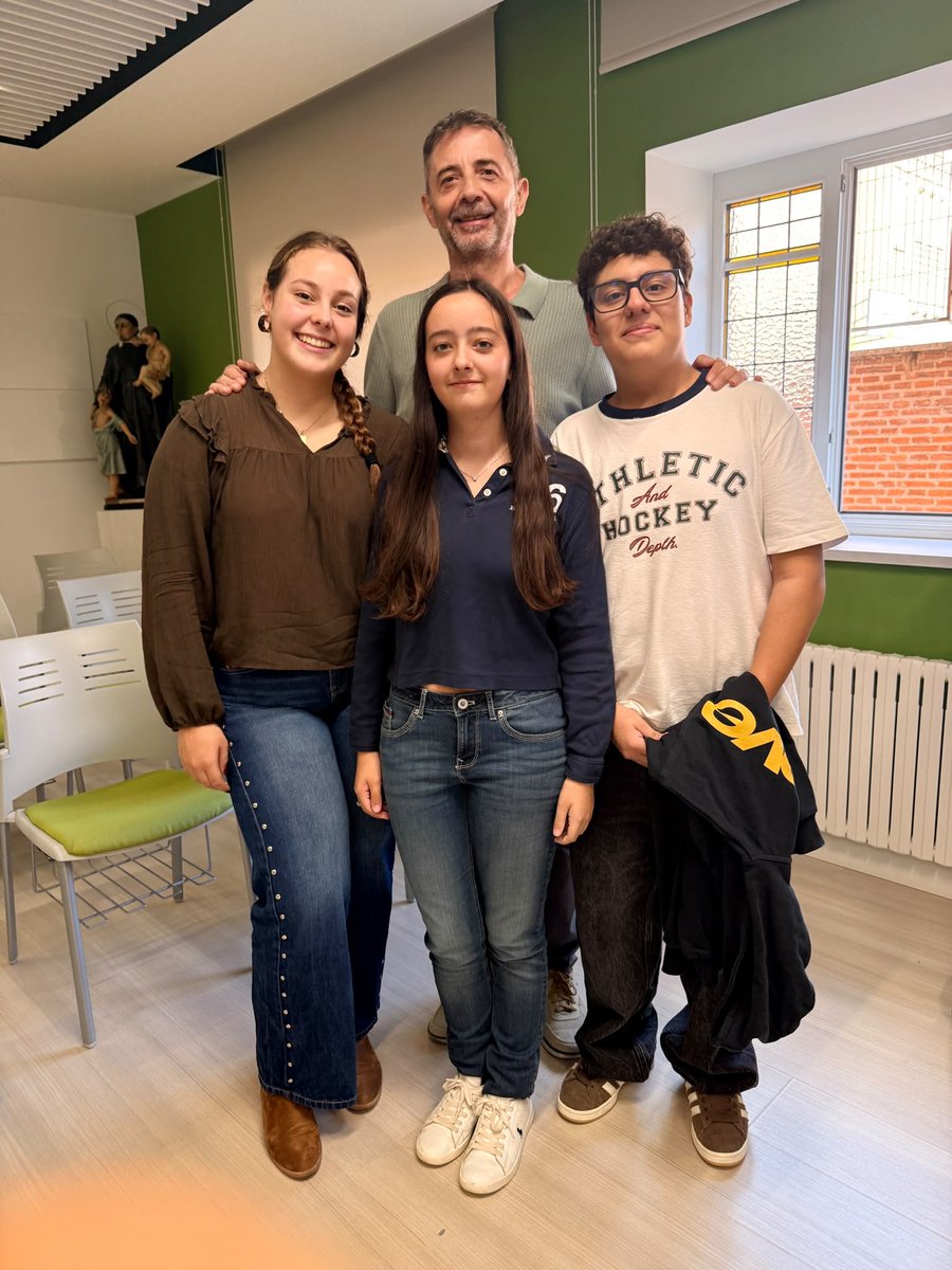 ColeMarillac's tweet photo. Cincuenta y tres estudiantes de nuestro centro han elegido participar este curso en VERBIS, TANGENCIAS y GÉNESIS.
Todos dispuestos a compartir su tiempo, comprometerse y mirar a los demás. ¡Qué orgullo!
#colegiosHHCC #EducaciónVicenciana #VoluntariadoHHCC https://t.co/ZYBMTaIF76