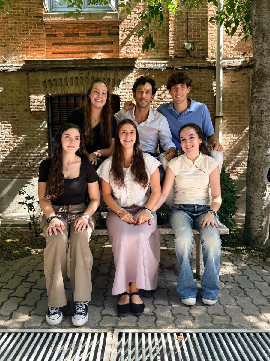ColeMarillac's tweet photo. Cincuenta y tres estudiantes de nuestro centro han elegido participar este curso en VERBIS, TANGENCIAS y GÉNESIS.
Todos dispuestos a compartir su tiempo, comprometerse y mirar a los demás. ¡Qué orgullo!
#colegiosHHCC #EducaciónVicenciana #VoluntariadoHHCC https://t.co/ZYBMTaIF76