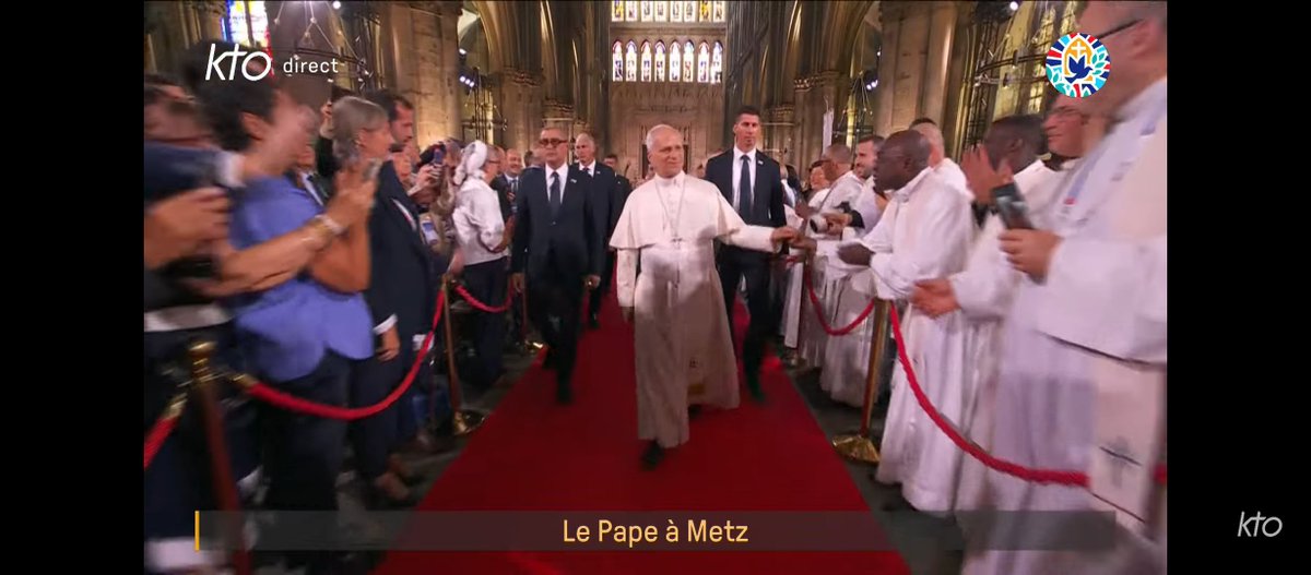 manuel9jackson5's tweet photo. @Nath_Yamb Attention aux raccourcis. Quelques secondes plus tôt, le Pape saluait chaleureusement des religieuses et un prêtre noirs. A ce moment précis, il a enchaîné directement vers Macron car le protocole l'y invitait. Rien de plus. Restons rigoureux avant de juger. 
 (Source chaîne KTO) https://t.co/JP2wd2NGRL