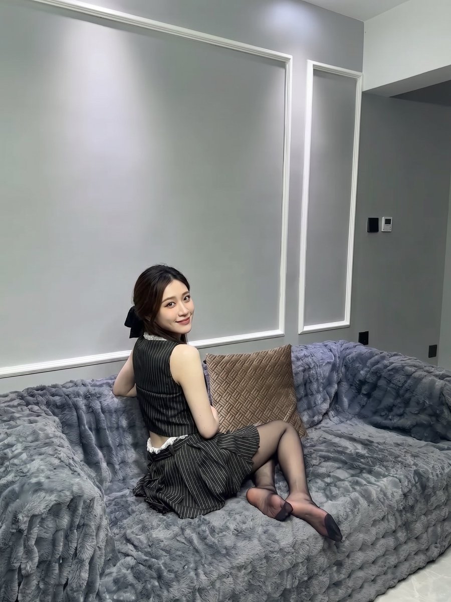 wayl_khdr's tweet photo. "闺蜜说我这套居家穿搭太犯规了。你们觉得呢？在线等一个诚实的评价" https://t.co/24N7X1z6zS