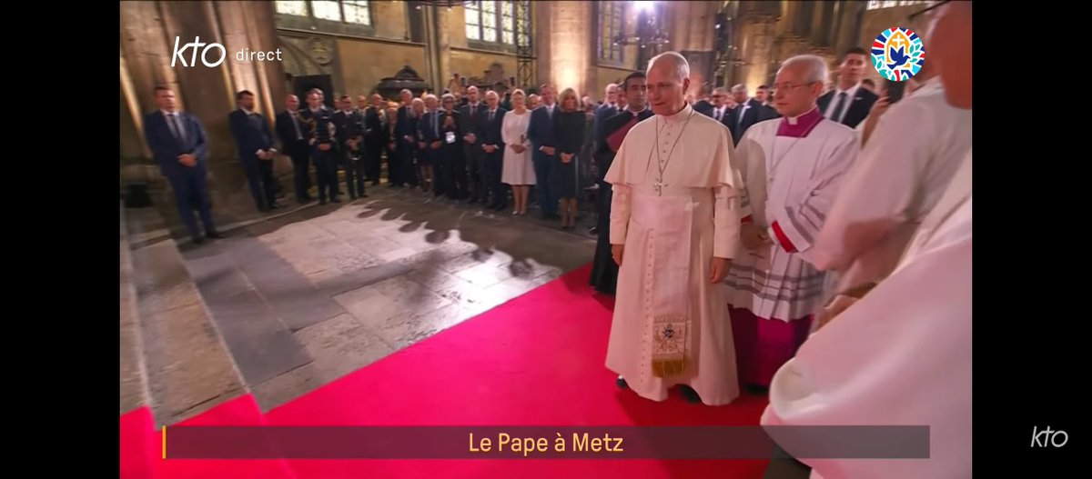 manuel9jackson5's tweet photo. @Nath_Yamb Attention aux raccourcis. Quelques secondes plus tôt, le Pape saluait chaleureusement des religieuses et un prêtre noirs. A ce moment précis, il a enchaîné directement vers Macron car le protocole l'y invitait. Rien de plus. Restons rigoureux avant de juger. 
 (Source chaîne KTO) https://t.co/JP2wd2NGRL