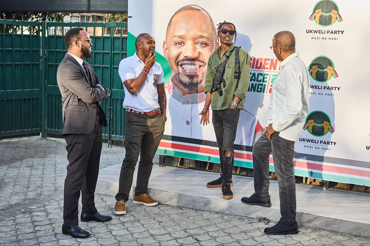 WMutunga's tweet photo. Ndio uzee Isizidi sana lazima nibanje na vijanaa!  

Nisikie ground na vibes zikoje.

Hapo @UkweliParty headquarters, and met The People’s President @bonifacemwangi. Tulipiga story na wakili wake @JamesKWaNjeri na Msanii sauti ya umati @JulianiKenya https://t.co/uhHzVIynMn