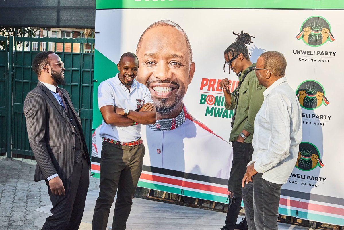 WMutunga's tweet photo. Ndio uzee Isizidi sana lazima nibanje na vijanaa!  

Nisikie ground na vibes zikoje.

Hapo @UkweliParty headquarters, and met The People’s President @bonifacemwangi. Tulipiga story na wakili wake @JamesKWaNjeri na Msanii sauti ya umati @JulianiKenya https://t.co/uhHzVIynMn