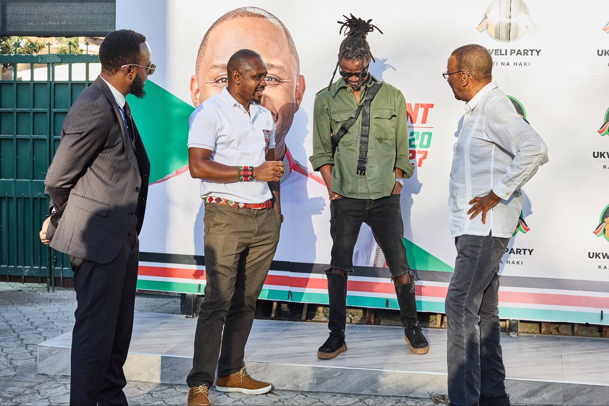 WMutunga's tweet photo. Ndio uzee Isizidi sana lazima nibanje na vijanaa!  

Nisikie ground na vibes zikoje.

Hapo @UkweliParty headquarters, and met The People’s President @bonifacemwangi. Tulipiga story na wakili wake @JamesKWaNjeri na Msanii sauti ya umati @JulianiKenya https://t.co/uhHzVIynMn
