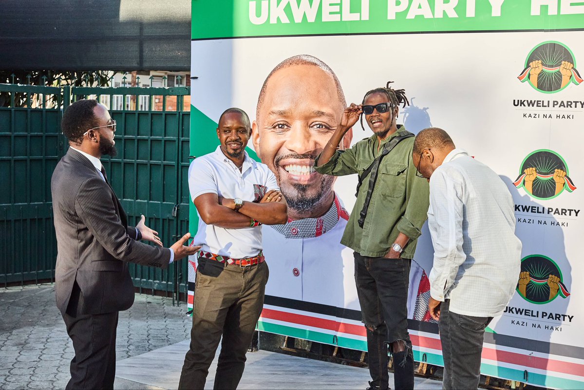 WMutunga's tweet photo. Ndio uzee Isizidi sana lazima nibanje na vijanaa!  

Nisikie ground na vibes zikoje.

Hapo @UkweliParty headquarters, and met The People’s President @bonifacemwangi. Tulipiga story na wakili wake @JamesKWaNjeri na Msanii sauti ya umati @JulianiKenya https://t.co/uhHzVIynMn