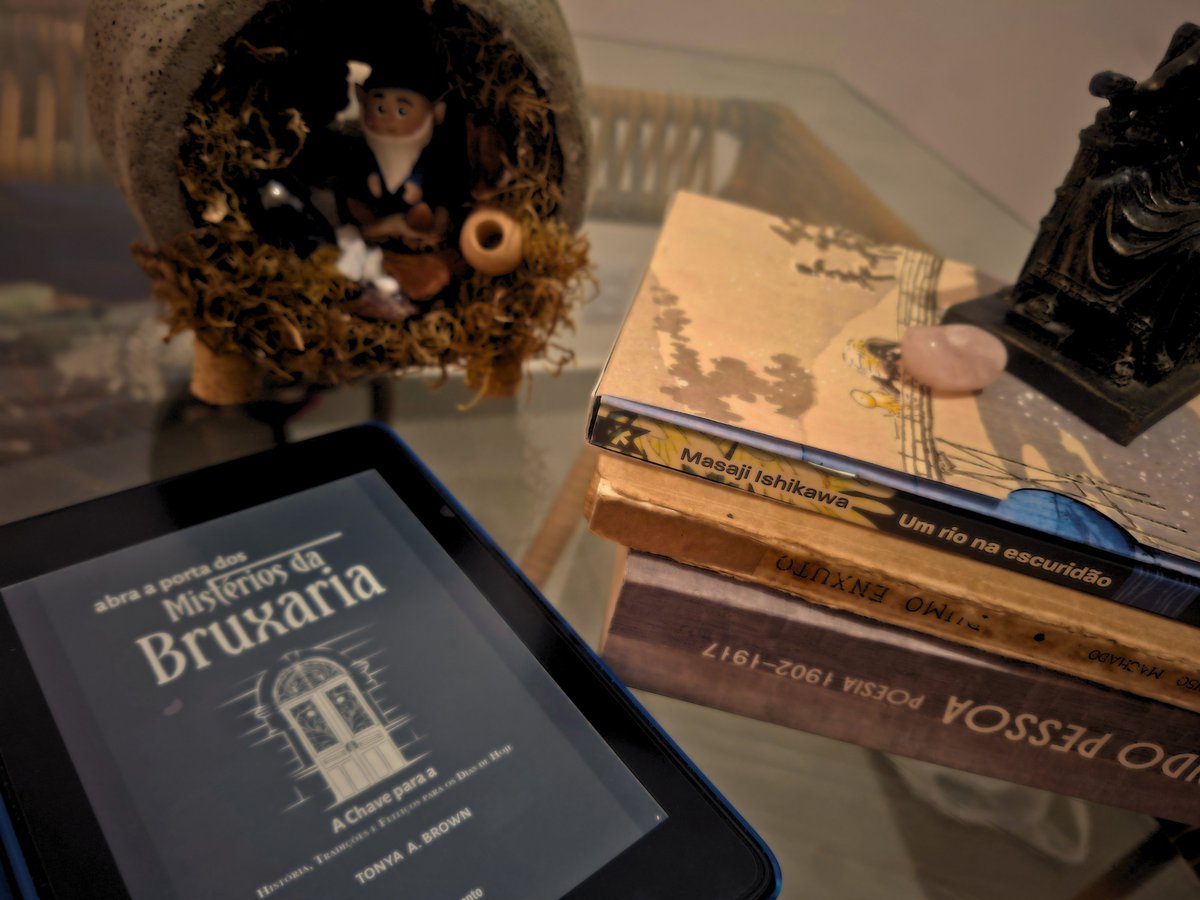 CAPITUMANCIA's tweet photo. E que tal uma indicação de leitura, hein? Para hoje, tenho o livro Abra a Porta dos Mistérios da Bruxaria. 

É um livro básico, mas que elucida muitos temas presentes em perguntas — e o melhor, sabendo separar a parte wiccana de outras práticas. Existem pequenos feitiços, porém úteis, que podem ser bastante interessantes para os novatos no ramo mágico. Proteção, glamour, etc.

A minha ressalva única está mais ligada ao fator histórico. Infelizmente, a perseguição da inquisição é algo tratado ainda de maneira muito superficial no meio. 

Enfim, gostaram da indicação?