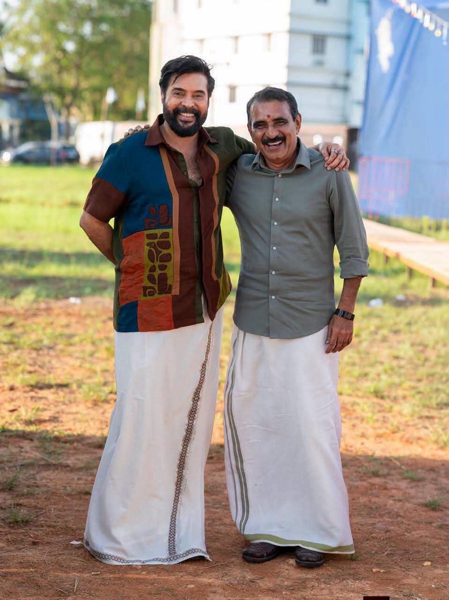 bennaredran0369's tweet photo. മമ്മൂട്ടി കേരളത്തിൽ ഒരുത്തനും ഇല്ലാത്ത പ്രിവിലേജ് ഉണ്ട്, 50 വർഷം കൊണ്ട് ഉണ്ടാക്കി എടുത്തതാണ് അത്, ദേ ഇതുപോലെ തോളത്തു കൈയിട്ട് നിൽക്കാൻ ജാതി മത വർഗ രാഷ്ട്രീയ ഭേദ്യമേനെ ആളുകൾ ഉണ്ടാകും, കുരു പൊട്ടേണ്ട എല്ലാ 🐕ൻറെ മക്കളും പൊട്ടിച്ചോ 😀😏

From the set of #Mammootty 's #Mela https://t.co/QDTamIxJqa