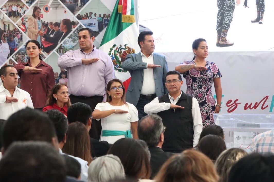 ifdppuebla's tweet photo. Nuestro Delegado en Puebla, Mtro. Roberto Gómez Maravilla, acudió al Segundo Informe de Actividades Legislativas de la Diputada Leonela Martínez. Agradecemos su apoyo al trabajo de nuestras Casas de Asesoría Jurídica Intercultural en Cuetzalan y Tehuacán. 🤝⚖️

#IFDPuebla https://t.co/crwK42897I