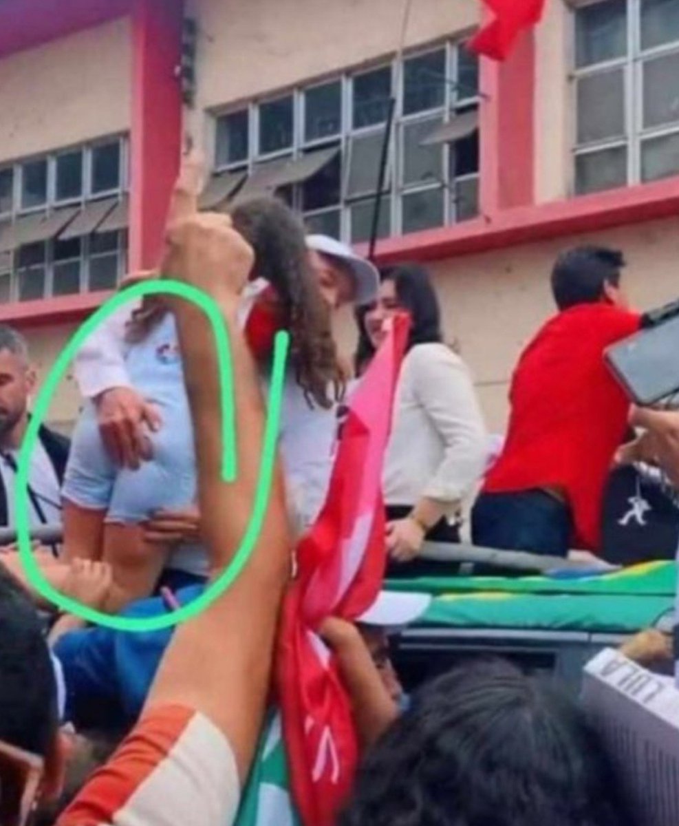IronShadowcbjp's tweet photo. @arraxcareizinho Quem tem foto apertado a mao na bunda de menor n é o Bolsonaro, É O LULA kkkkkkkk https://t.co/DvQjNphCVH