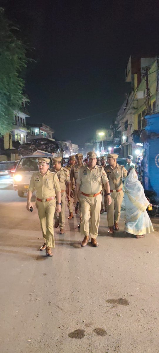 dcpcentrallko's tweet photo. #Lucknow_Police🚔

@LkoCp के निर्देशन में @dcpcentrallko के नेतृत्व में #सुरक्षा_व्यवस्था हेतु। थाना हसनगंज पुलिस टीम द्वारा #मॉल/#वाहन/#मार्केट/#मार्गों/#चौराहों/ पर #पैदल_गश्त/सघन चैकिंग कर रखी जा रही सतर्क दृष्टि।

@dgpup
@adgzonelucknow
@lkopolice https://t.co/RM5SMemWib