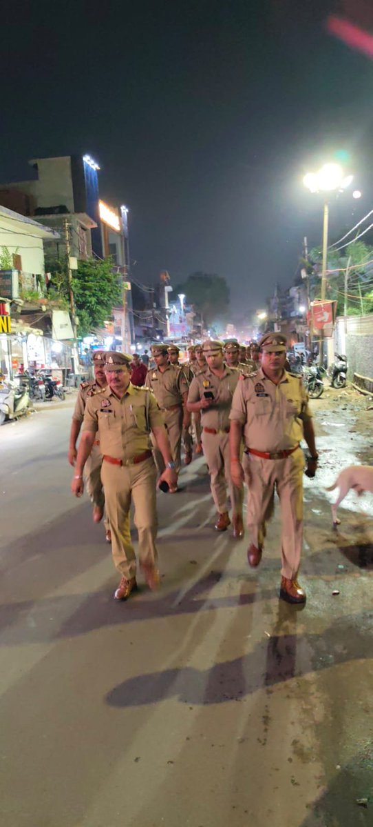 dcpcentrallko's tweet photo. #Lucknow_Police🚔

@LkoCp के निर्देशन में @dcpcentrallko के नेतृत्व में #सुरक्षा_व्यवस्था हेतु। थाना हसनगंज पुलिस टीम द्वारा #मॉल/#वाहन/#मार्केट/#मार्गों/#चौराहों/ पर #पैदल_गश्त/सघन चैकिंग कर रखी जा रही सतर्क दृष्टि।

@dgpup
@adgzonelucknow
@lkopolice https://t.co/RM5SMemWib