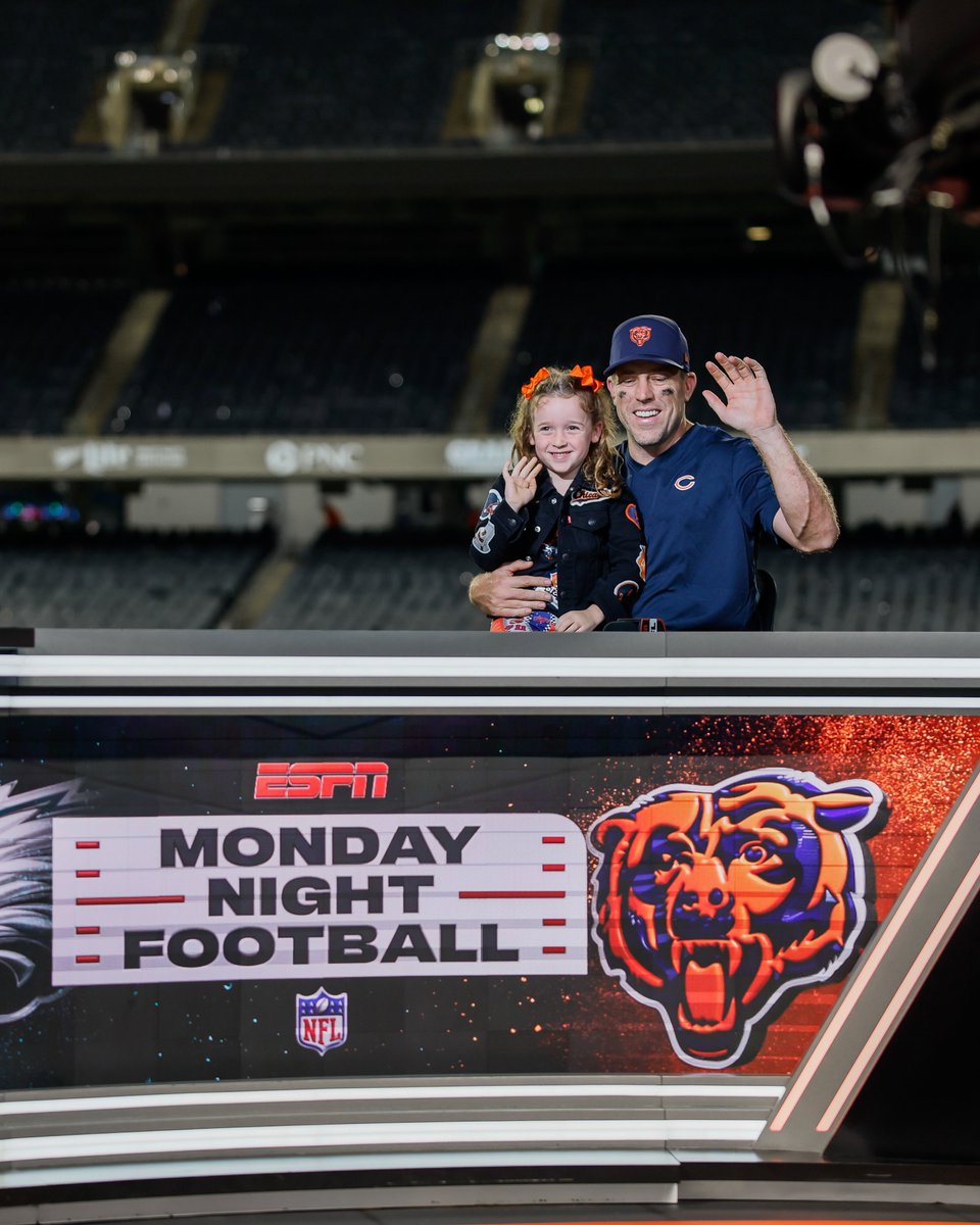 ChicagoBears's tweet photo. The ultimate girl dad 🫶 https://t.co/uYiXzkfZyG