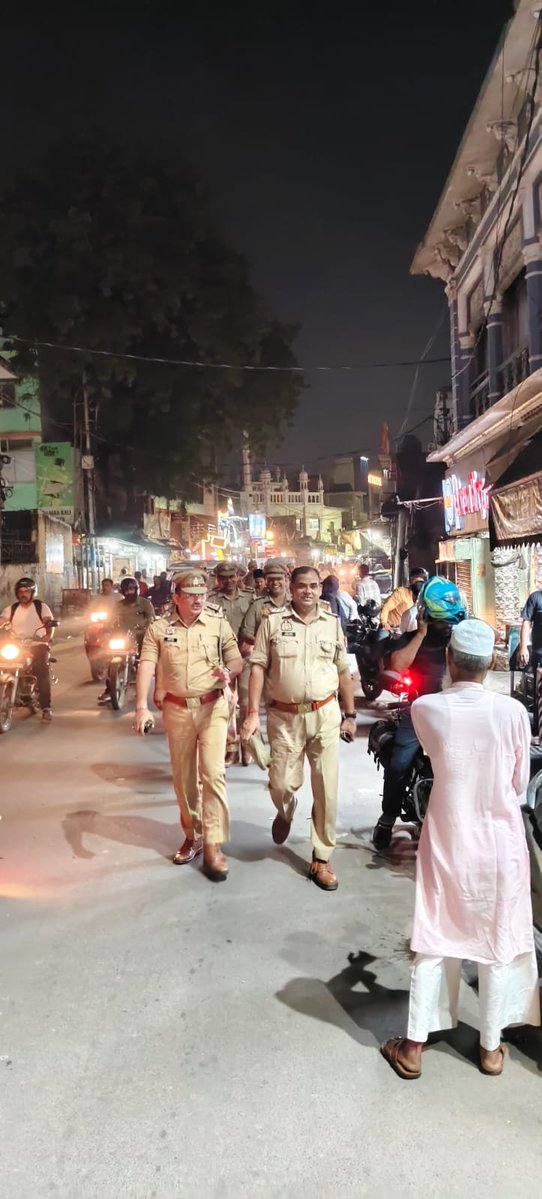 dcpcentrallko's tweet photo. #Lucknow_Police🚔

@LkoCp के निर्देशन में @dcpcentrallko के नेतृत्व में #सुरक्षा_व्यवस्था हेतु। थाना हसनगंज पुलिस टीम द्वारा #मॉल/#वाहन/#मार्केट/#मार्गों/#चौराहों/ पर #पैदल_गश्त/सघन चैकिंग कर रखी जा रही सतर्क दृष्टि।

@dgpup
@adgzonelucknow
@lkopolice https://t.co/RM5SMemWib