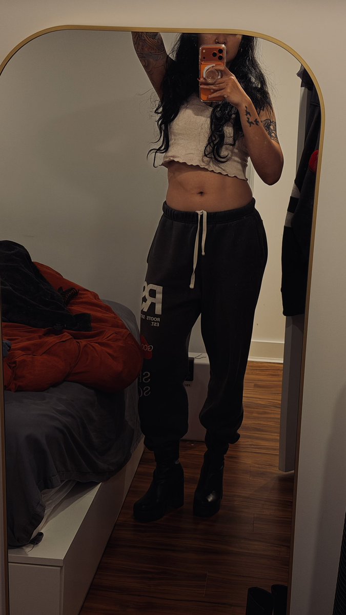 LadyzVelvet's tweet photo. Sweat pants and heels combo is going to be my fave thing ever. https://t.co/nOawctxlz8