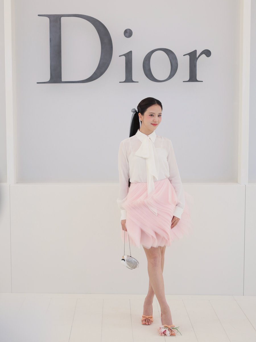jung_5876's tweet photo. HUMAN DIOR JISOO AT PFW #JISOOxDiorSummer27

https://t.co/XDOIztpJxx https://t.co/5E7TNxRZEj