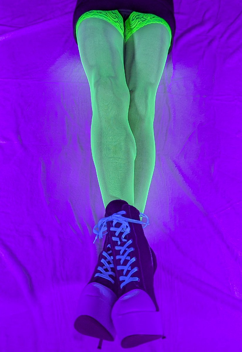 Astral_3x's tweet photo. Bright neon hold-ups, blacklight, and sneaker heels. Love the way these neon lights clash with the sporty silhouette. Do you like the glow? 👑💚

#PlatformHeels #HighHeelsLovers #LegsInHeels #OOTD #MenInHeels #Crossdresser https://t.co/0H9fr3XRTI