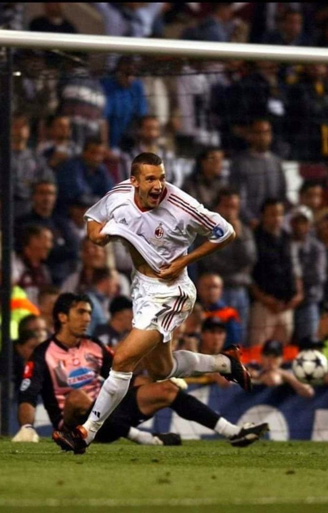 Chiaramilanista's tweet photo. Buon compleanno #sheva
@acmilan @jksheva7
Quello sguardo da pazzo, prima di tirare il rigore decisivo contro la Juve, nella finale di champions del 2003, resterà per sempre la poesia più bella scritta nel mio cuore rossonero.
❤🖤 https://t.co/P0UhFrmxpI