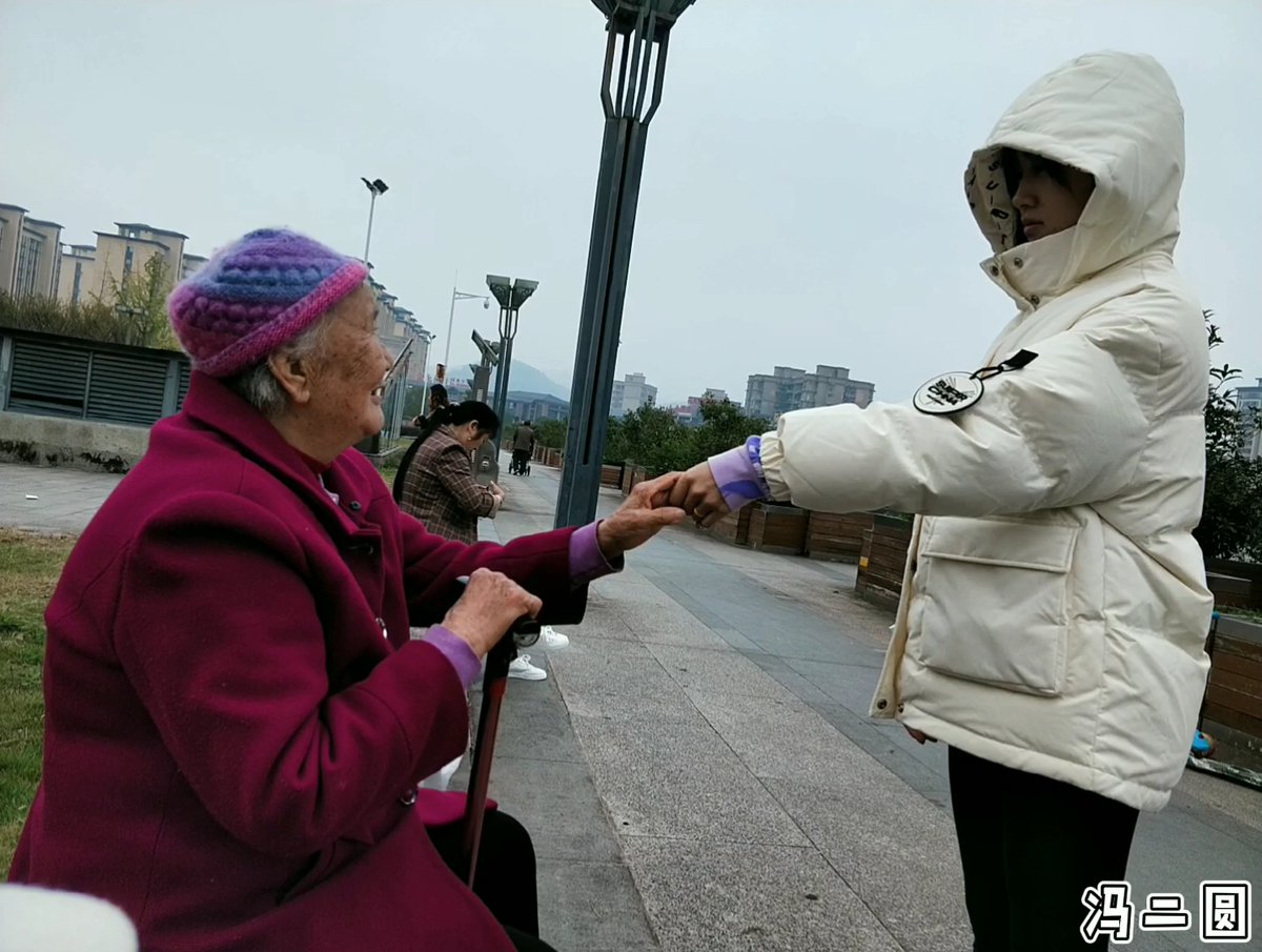 KileyWeade5e's tweet photo. Hoy ayudé a una abuela a llevar sus compras hasta casa. Me sonrió y me dio una galleta de chocolate. Pequeos gestos hacen días mejores. https://t.co/KcVttkzb3v