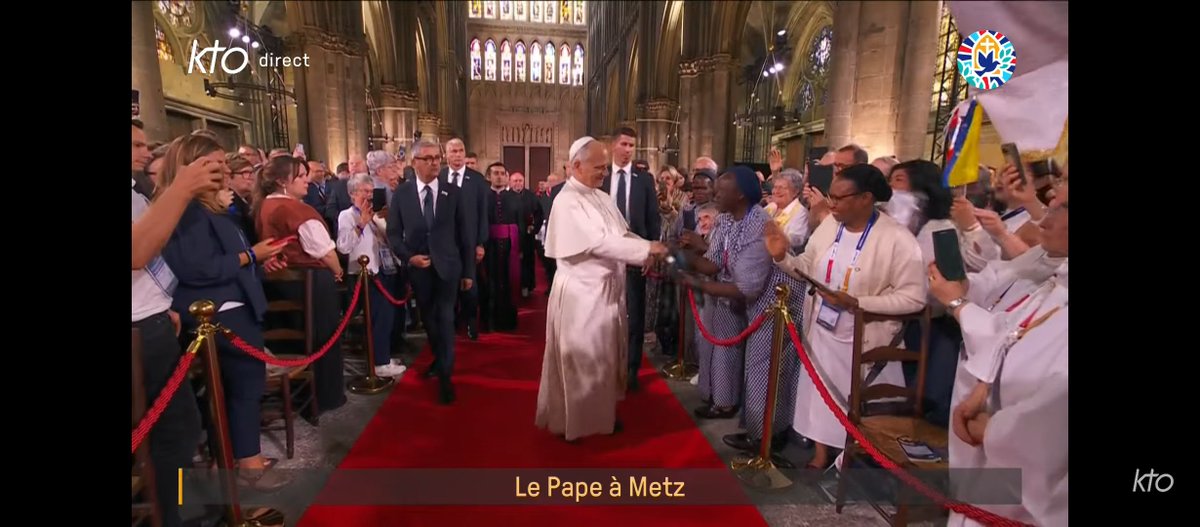 manuel9jackson5's tweet photo. @Nath_Yamb Attention aux raccourcis. Quelques secondes plus tôt, le Pape saluait chaleureusement des religieuses et un prêtre noirs. A ce moment précis, il a enchaîné directement vers Macron car le protocole l'y invitait. Rien de plus. Restons rigoureux avant de juger. 
 (Source chaîne KTO) https://t.co/JP2wd2NGRL
