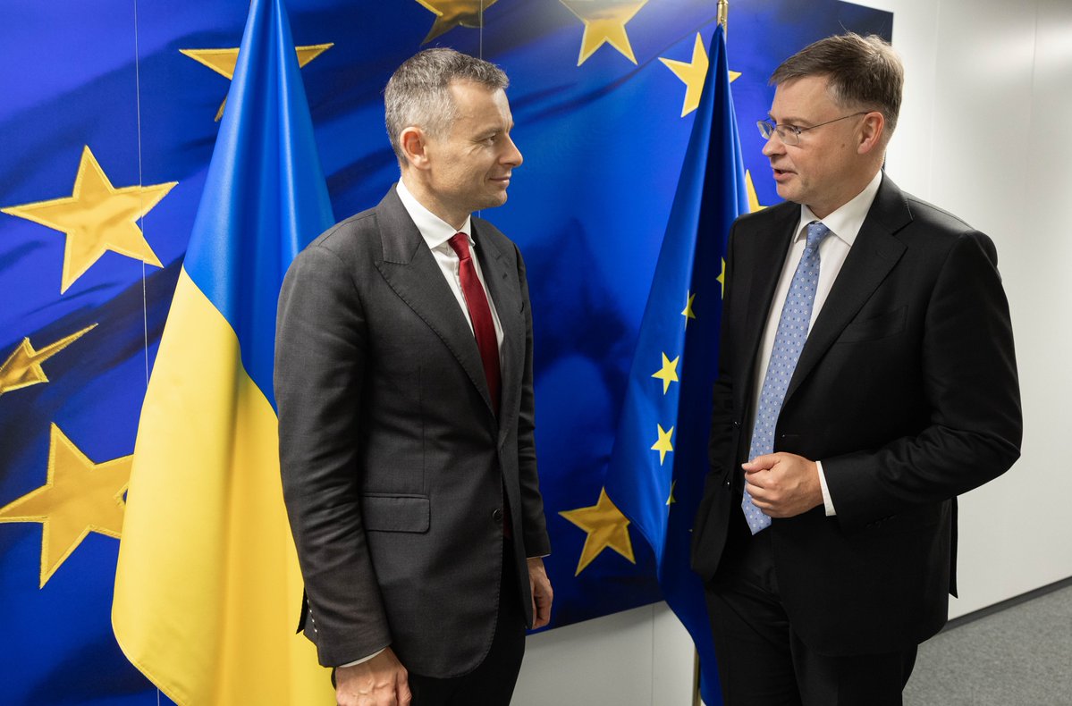 VDombrovskis's tweet photo. Met with 🇺🇦 Finance Minister @SergiiMarchenk3 to discuss Ukraine’s financing needs, implementation of the Ukraine Support Loan, including the next €3.7 billion payment under 🇪🇺 Macro-Financial Assistance.

We are also working to prepare Ukraine’s financial strategy for 2027.

🤝The EU remains steadfast in its support for Ukraine.