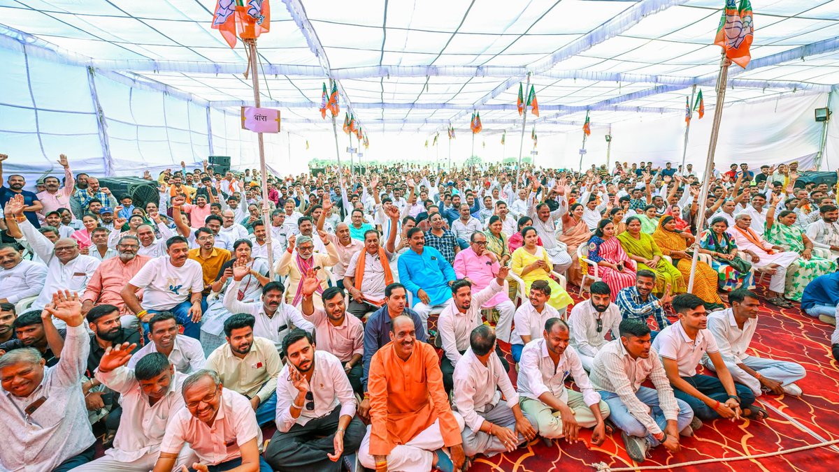VasundharaBJP's tweet photo. आज झालावाड़ के कोलोना एयरपोर्ट पर कार्यकर्ता संवाद कार्यक्रम में उपस्थित रही। इस कार्यक्रम में माननीय मुख्यमंत्री श्री @BhajanlalBjp जी मुख्य अतिथि के रूप में उपस्थित रहे।

इस अवसर पर पंचायत राज संस्थाओं के चुनाव में कार्यकर्ताओं को जीत का मंत्र दिया। एक मुख-एक रूख और एक सूत्र को ज़ेहन में रख कर ही यह चुनाव लड़ना है।

नगर निकाय चुनावों में भाजपा को मिली जीत के लिए राजस्थान के मतदाताओं का आभार व्यक्त करती हूँ। यह जीत आदरणीय प्रधानमंत्री श्री @narendramodi जी के नेतृत्व व मुख्यमंत्री जी के विकास की जीत है।

राजस्थान में आने वाले पंचायत राज संस्थाओं के चुनाव में भी भाजपा को बड़ी सफलता मिलेगी। इसके लिए कार्यकर्ताओं को सब काम छोड़कर पूरी मेहनत से जुटना होगा।

#BJP4Rajasthan #MeraJhalawar