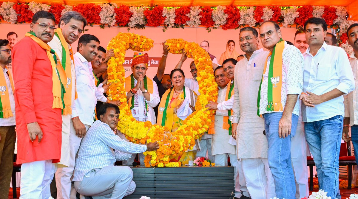 VasundharaBJP's tweet photo. आज झालावाड़ के कोलोना एयरपोर्ट पर कार्यकर्ता संवाद कार्यक्रम में उपस्थित रही। इस कार्यक्रम में माननीय मुख्यमंत्री श्री @BhajanlalBjp जी मुख्य अतिथि के रूप में उपस्थित रहे।

इस अवसर पर पंचायत राज संस्थाओं के चुनाव में कार्यकर्ताओं को जीत का मंत्र दिया। एक मुख-एक रूख और एक सूत्र को ज़ेहन में रख कर ही यह चुनाव लड़ना है।

नगर निकाय चुनावों में भाजपा को मिली जीत के लिए राजस्थान के मतदाताओं का आभार व्यक्त करती हूँ। यह जीत आदरणीय प्रधानमंत्री श्री @narendramodi जी के नेतृत्व व मुख्यमंत्री जी के विकास की जीत है।

राजस्थान में आने वाले पंचायत राज संस्थाओं के चुनाव में भी भाजपा को बड़ी सफलता मिलेगी। इसके लिए कार्यकर्ताओं को सब काम छोड़कर पूरी मेहनत से जुटना होगा।

#BJP4Rajasthan #MeraJhalawar