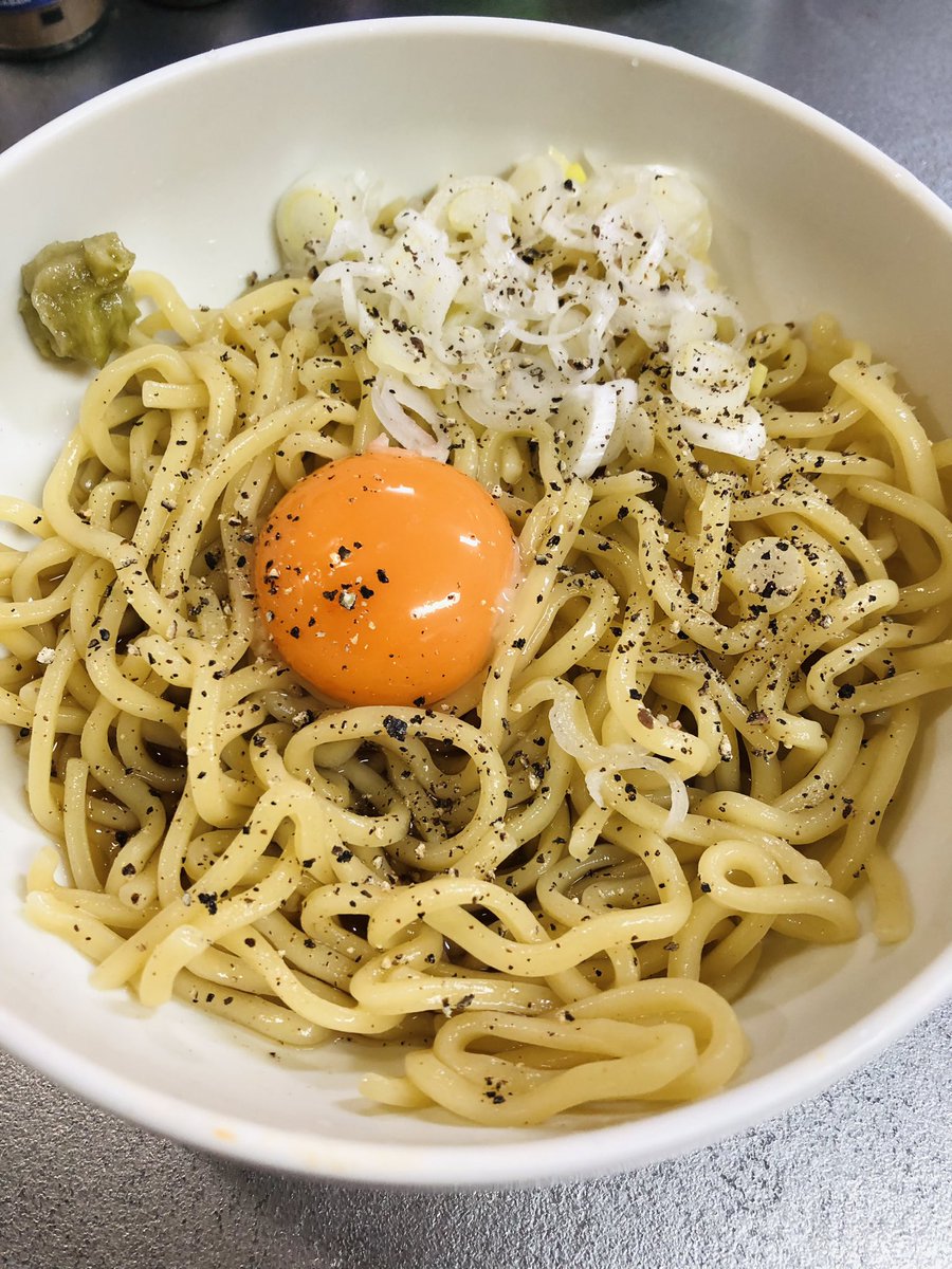 liao5963's tweet photo. TKM
かなり久々にTKM作った。
個人的に大好きなつけ麺用極太麺を規定時間茹で、氷水でキンキンに冷やす。
タレは麺つゆ40ml、ワサビ、刻み長葱少々、そこに卵黄をのせるだけ。卵黄好きは×2で。
お好みでブラックペッパー。うーん、シンプル激ウマ😙
#TKM
#冷やしらーめん
#美味いレシピ2026秋分 https://t.co/Z68bc8tPbG