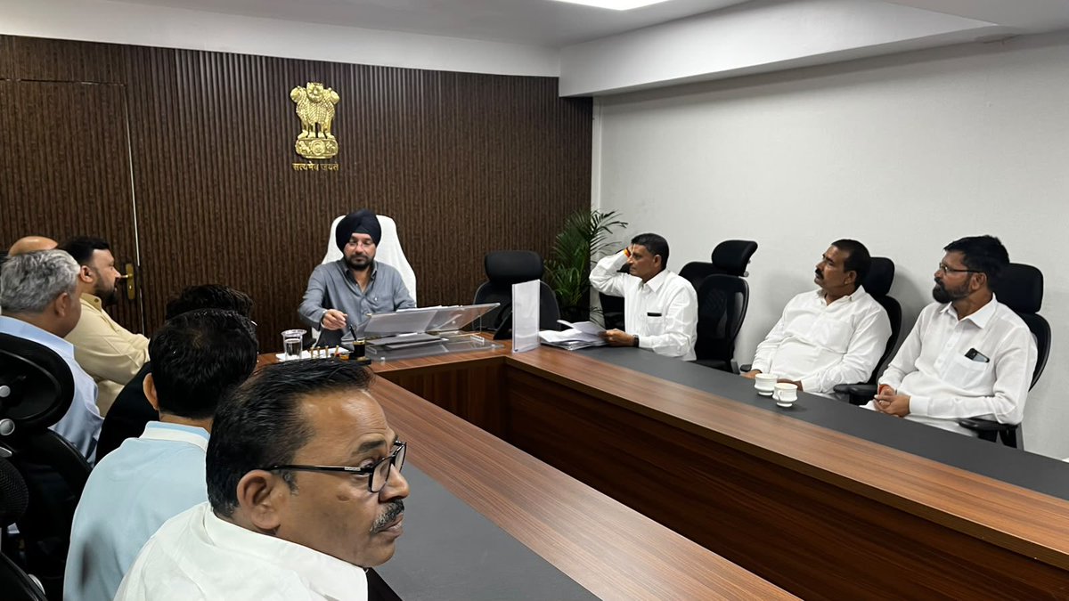 ArvinderLovely's tweet photo. आज कार्यालय में क्षेत्रवासियों से मुलाकात कर क्षेत्र से जुड़े विभिन्न विषयों पर आत्मीय संवाद किया। इस दौरान स्थानीय निवासियों की समस्याओं, सुझावों और आवश्यकताओं को विस्तार से सुना तथा उनके समाधान को लेकर चर्चा की।

क्षेत्रवासियों से निरंतर संवाद और उनकी समस्याओं का समयबद्ध समाधान हमारी प्राथमिकता है। जनभागीदारी के साथ गांधी नगर विधानसभा क्षेत्र के विकास और बेहतर नागरिक सुविधाओं के लिए निरंतर प्रयास जारी रहेंगे।