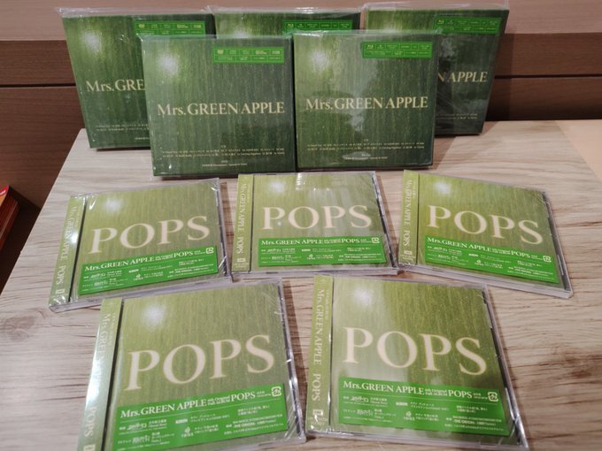 FC_MGA_jp's tweet photo. #MrsGREENAPPLE /#POPS 
入荷しました✨

���望の6th full album🍏
タイアップ曲多数の既存曲に新曲9曲を加えて全16曲収録💿
今のミセスを感じさせる1枚に！

JAM'Sの皆様、ご来店お待ちしております🫶🏻

特典
ポストカードを🎁

#ミセスPOPS https://t.co/R00wvToF9J