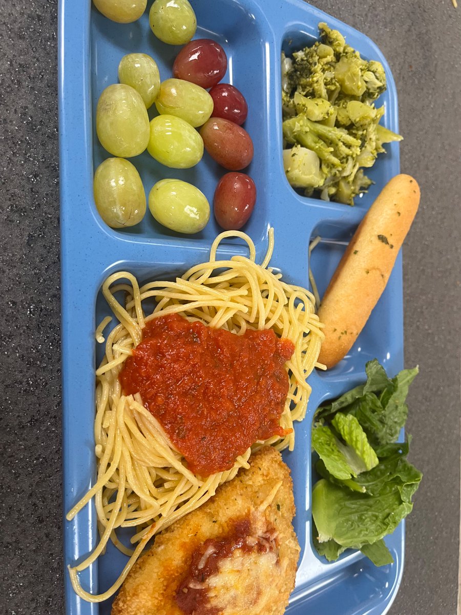 twilightgmez's tweet photo. School lunch looking elite today https://t.co/wgnKYHSa7O