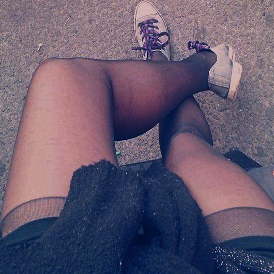 piernasdemeli's tweet photo. Me encantan las pantys nylon negras sin brillo 
Imagínate usar ropa tan corta q llegue a verse el soporte de la pantymedia en ambas piernas. Era faldita? O Short? Adivinen! 
#piernas
#muslos
#pantymedias https://t.co/XpcmITZ2eT