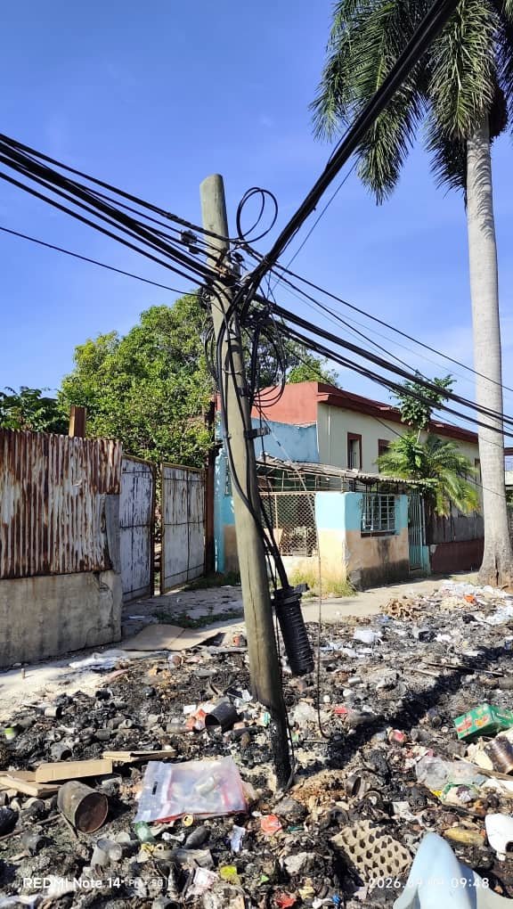 ETECSA_Cuba's tweet photo. 📌 Proteger la red de telecomunicaciones es responsabilidad de todos‼️
Los hechos vandálicos, la quema de basura y maleza cerca de cables, postes y gabinetes telefónicos, provocan interrupciones a comunidades e instituciones.
👉Cuidemos nuestra infraestructura 🤝.
#EtecsaConCuba https://t.co/sYnAMws20b