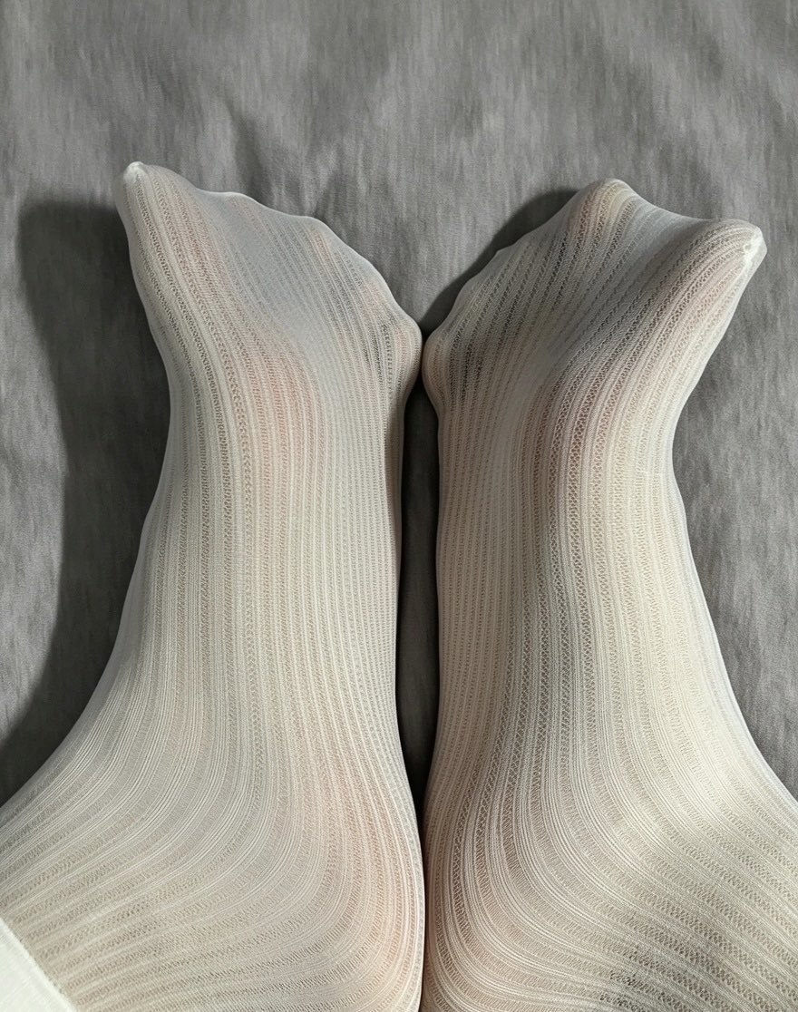 FHough39057's tweet photo. 穿上丝袜会害羞，但是想想反差的爽马上脚底就出了薄汗，弟弟也一直抬着头 https://t.co/3PXQy1taXu