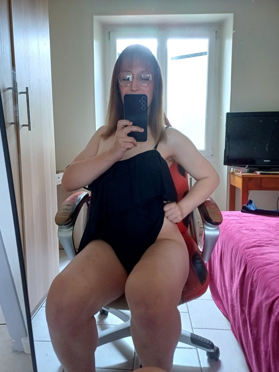 Maude74820's tweet photo. This is how I look when I'm gaming if you care 💋 🙄 🎮 https://t.co/hI8BlO7KDS