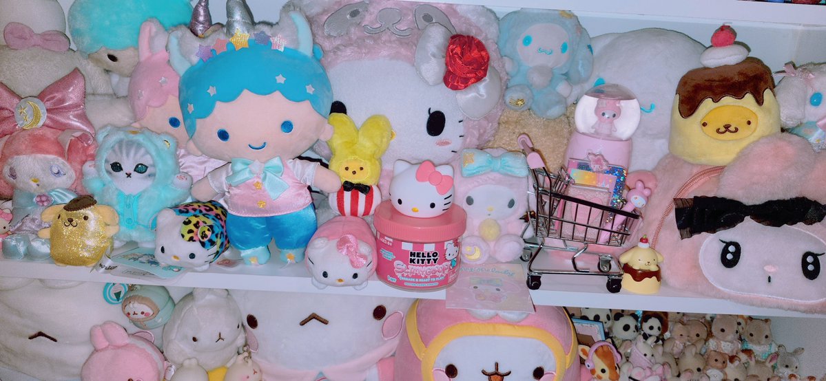 Miichel701's tweet photo. #helllokittyandfriends #hellokitty #sanrio #littletwinstars #mymelody #pompompurin #sanriocharacters #molang #kawaii #toys #toy #collection #collectibles #toycore #toywave #collector #toycollector #aesthetic #plush #plushies #stuffedanimals #plushcore #toycollection #myroom https://t.co/3uvNrK4mw8