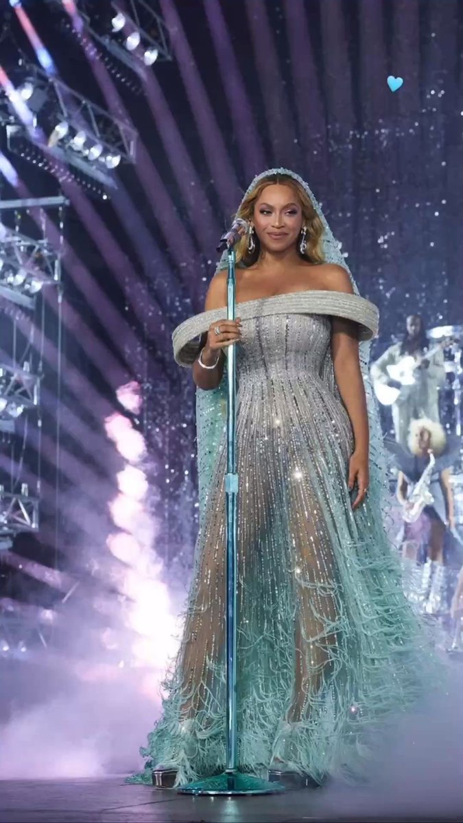 beyfiierce's tweet photo. Quando ela ia vestida de deusa pras aberturas da Renaissance https://t.co/KGxMkTZsVI
